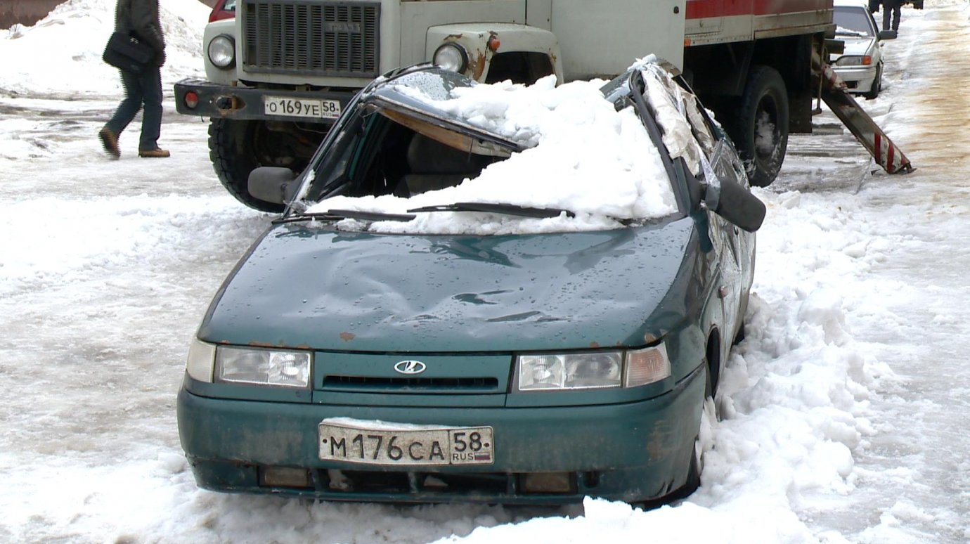 На улице Долгорукова на крышу машины свалилась ледяная глыба