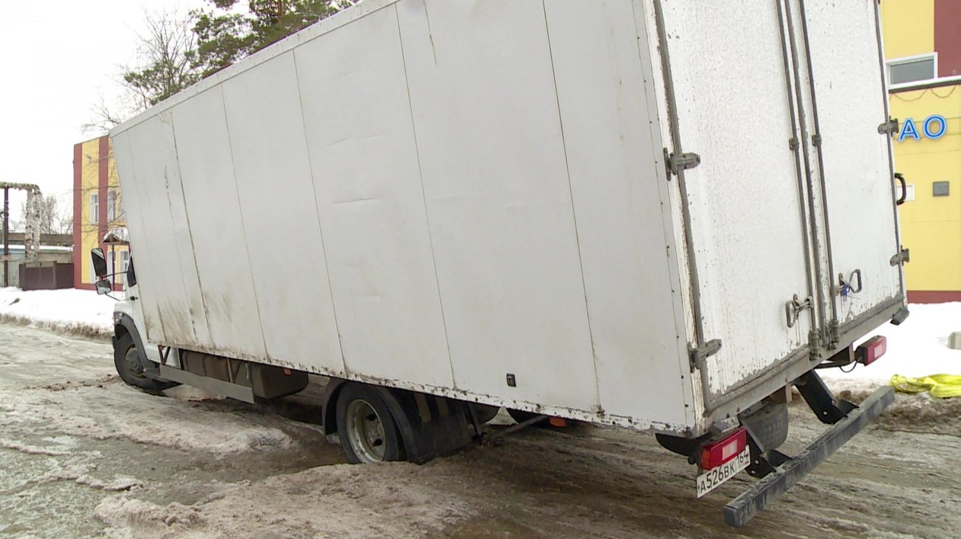 В Пензе на улице Байдукова застрял грузовик с почтой