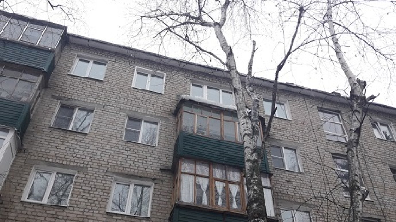 На улице Ставского рухнувшая с крыши льдина снесла ограждение балкона