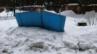В Сердобске ледяные глыбы сорвали козырьки с подъездов дома