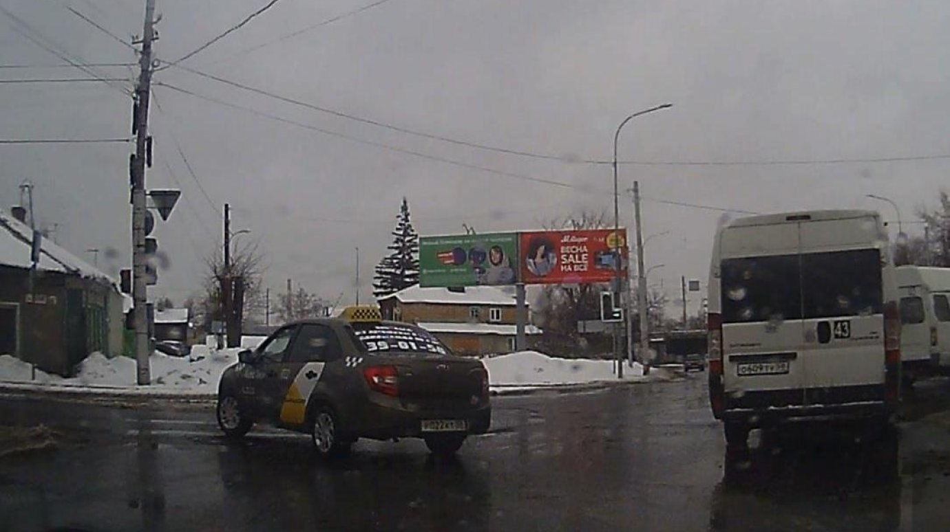 Таксист нарушил правила на перекрестке Чехова и Долгова