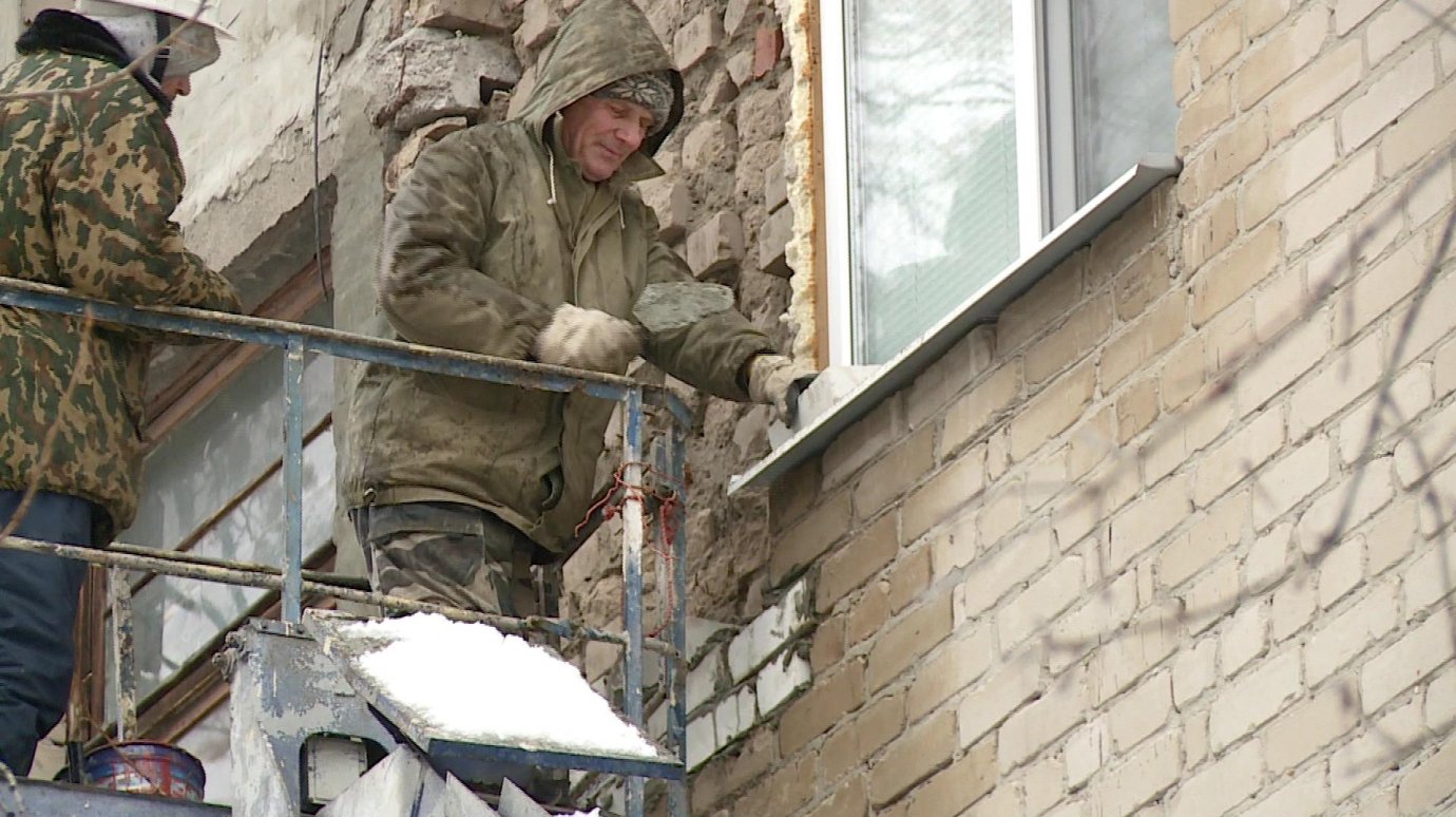 На улице Краснова, 34, начали восстанавливать внешнюю стену