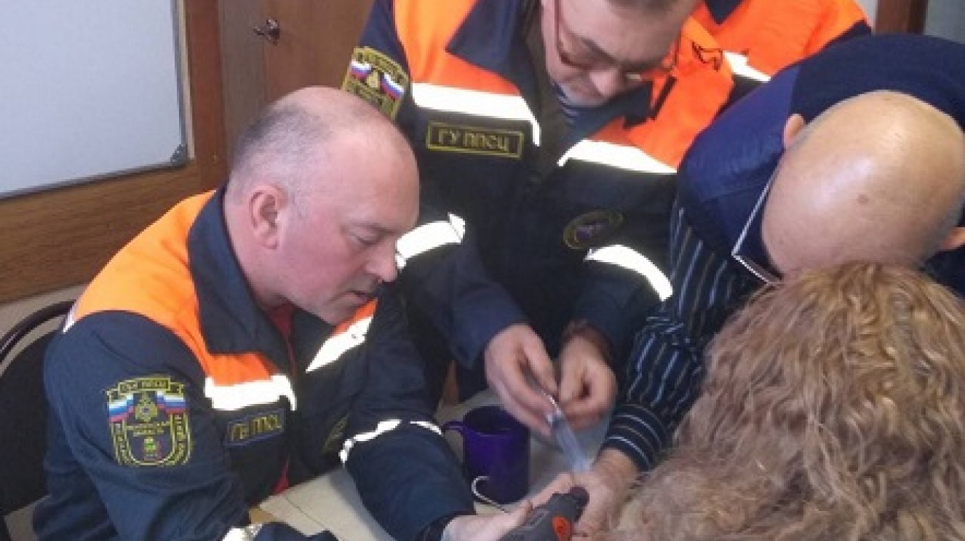 Пензенские спасатели помогли трехлетней девочке освободиться от кольца