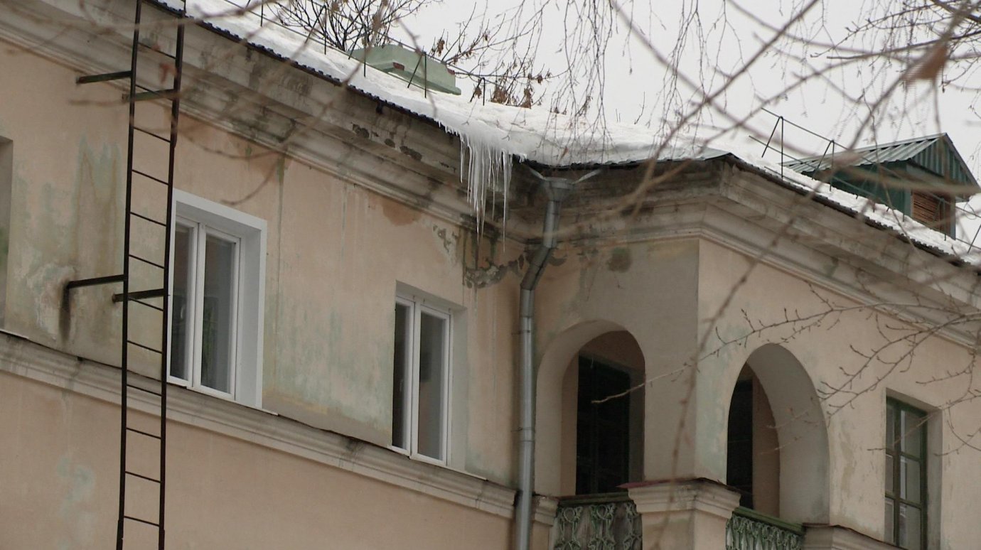 На улице Гладкова, 13, от протечек пострадал целый этаж