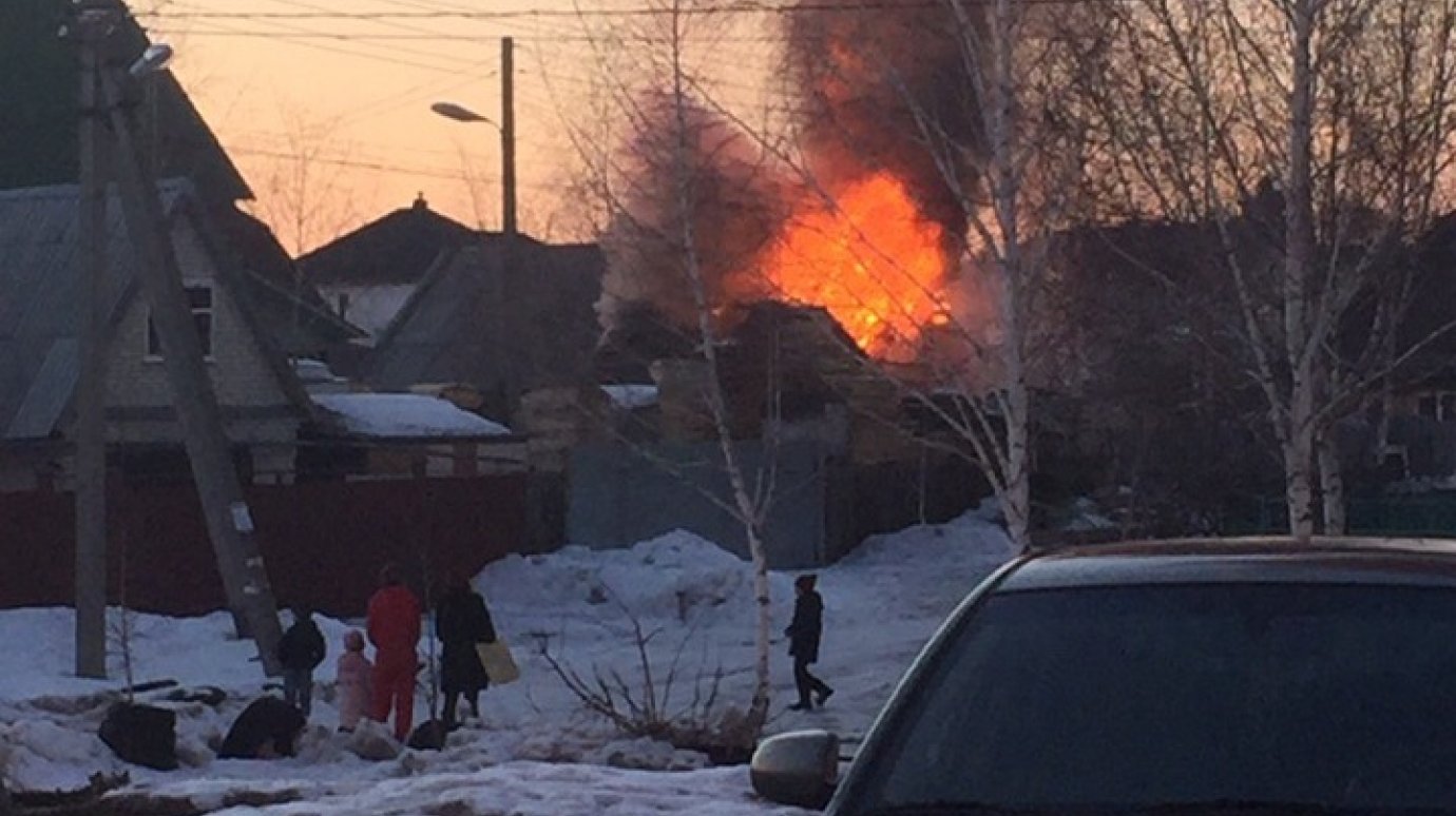 На улице Донецкой в Пензе пожар в бане тушили 12 спасателей