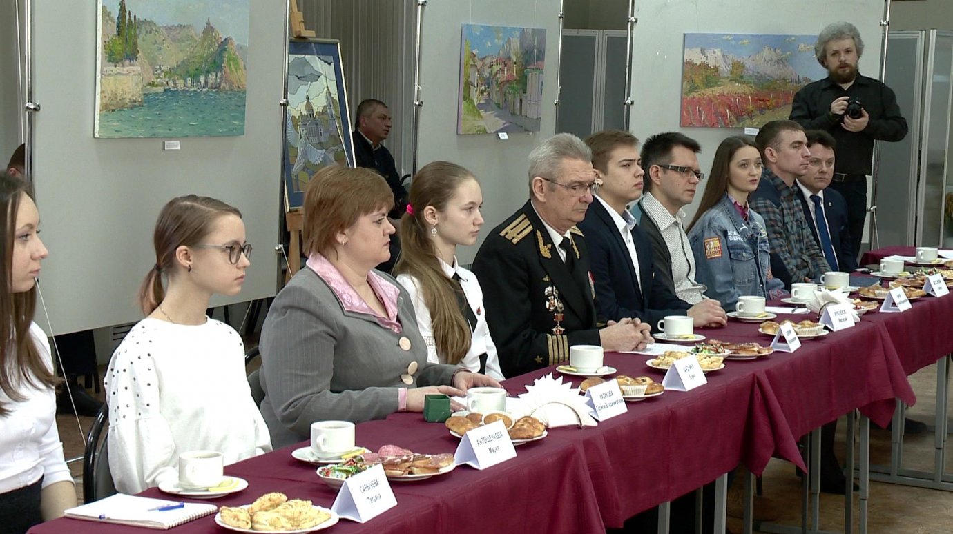 В Пензе провели круглый стол в честь воссоединения Крыма с Россией