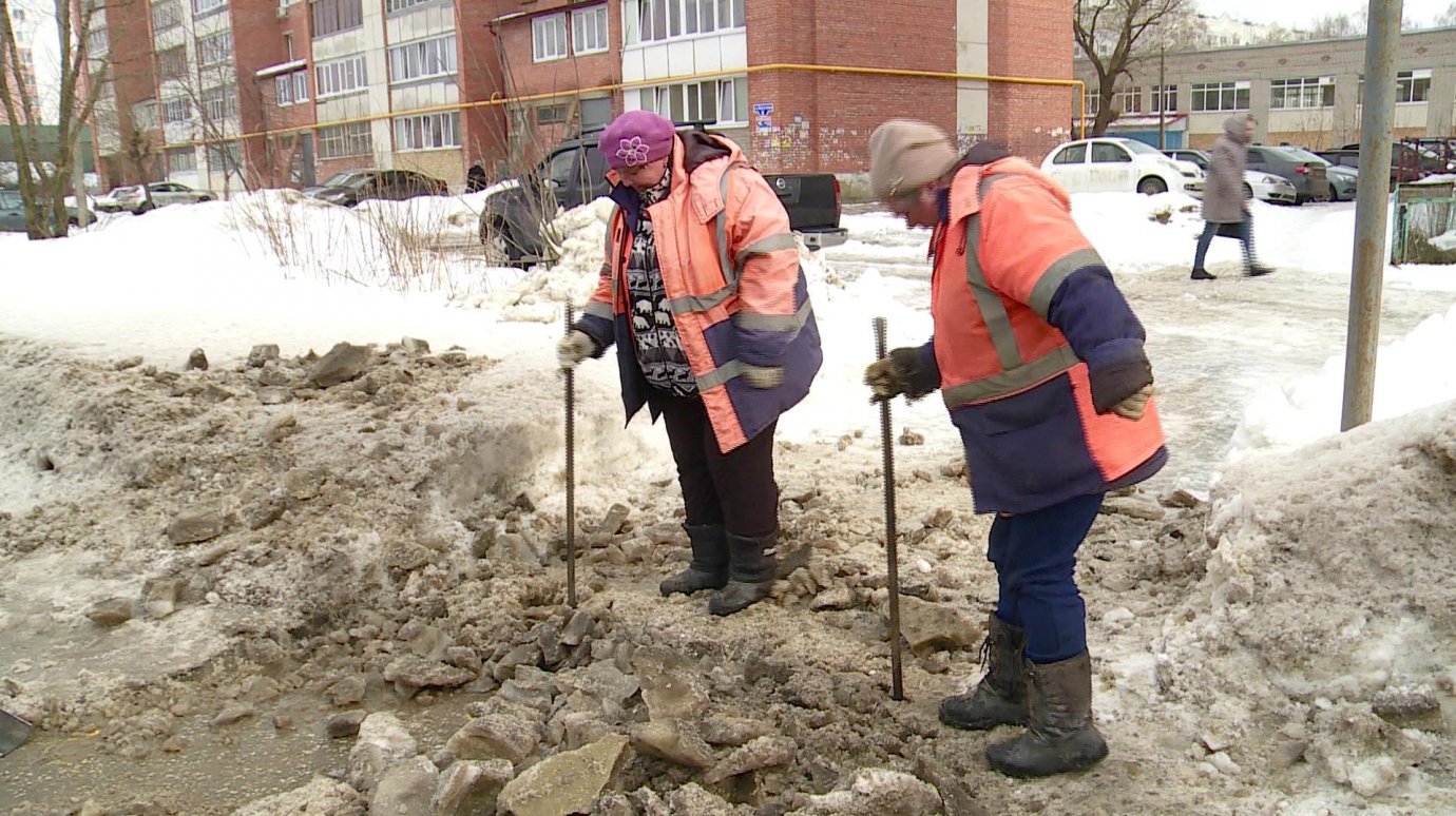 В Пензе две женщины расчищают ломами дорогу для пешеходов
