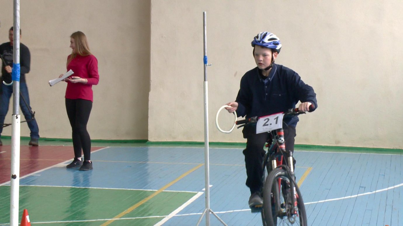 В Пензе школьники посоревновались в фигурном вождении велосипеда