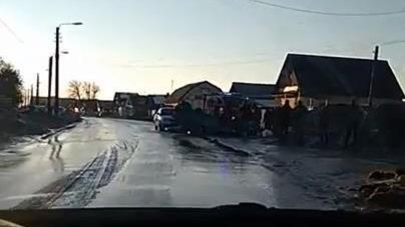 На улице Правды в Кузнецке перевернулся ВАЗ