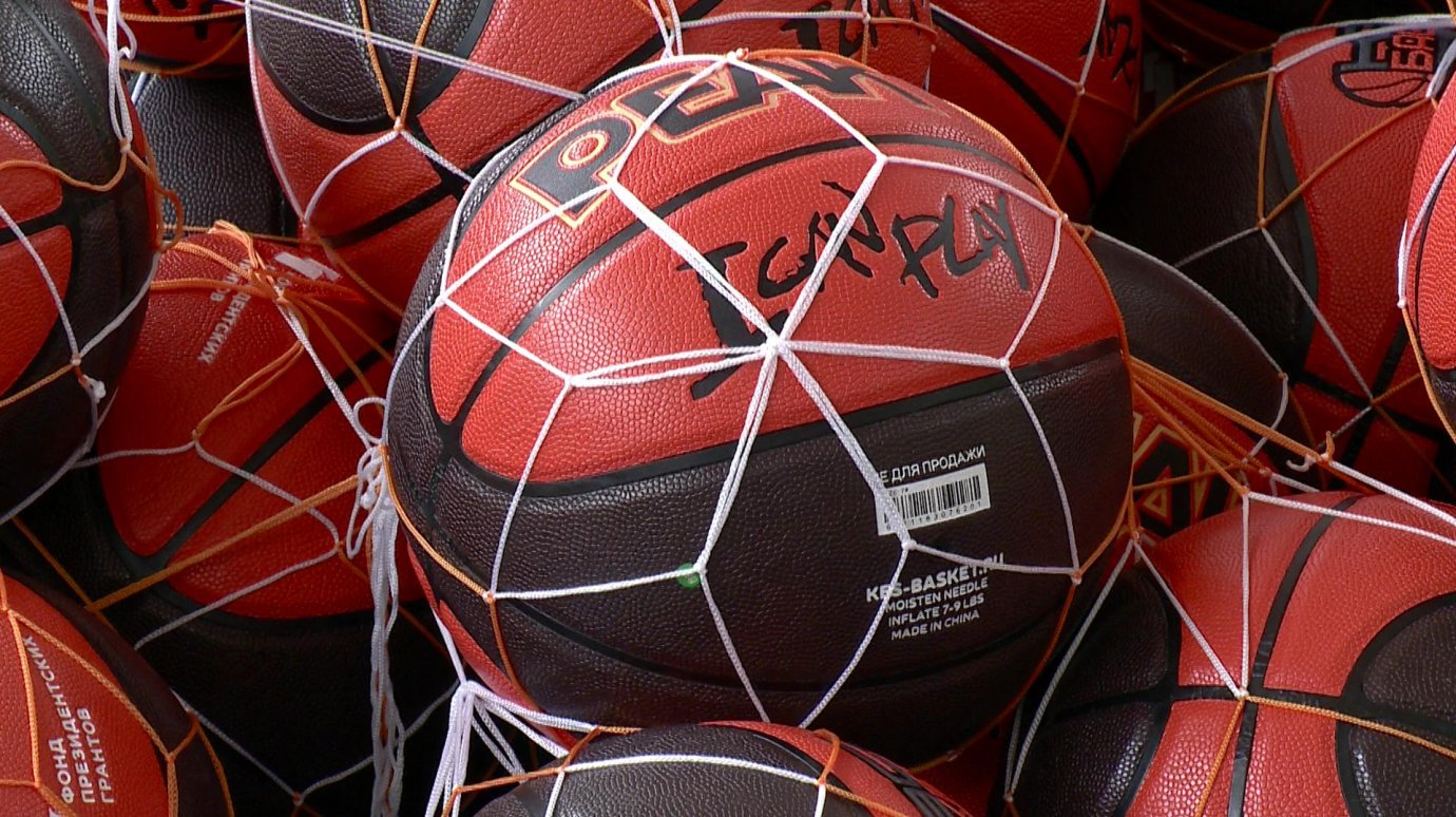 Пензенским тренерам вручили более 800 баскетбольных мячей