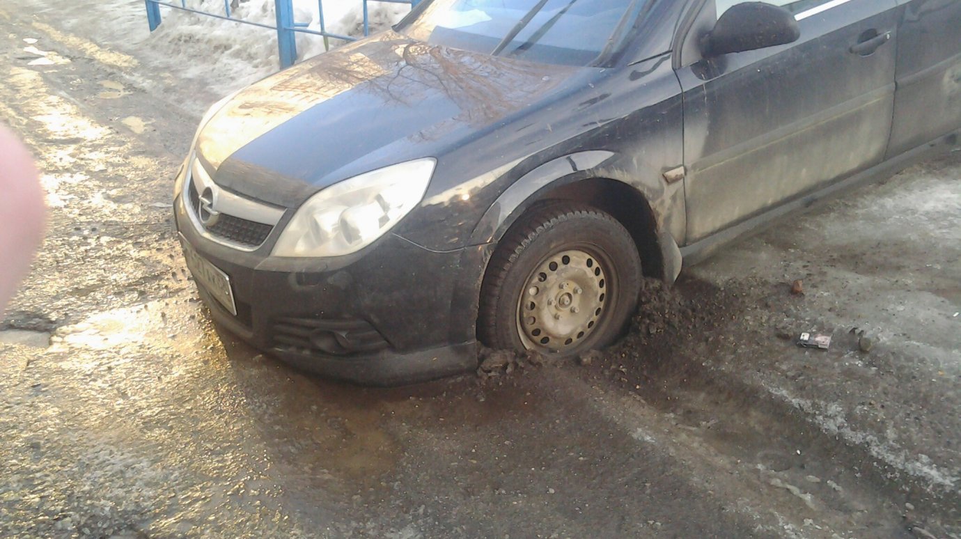 На улице Бородина водитель припарковал Opel необычным способом