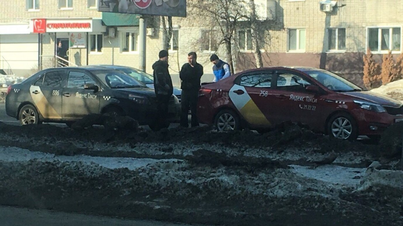 На улице Кулакова в Пензе столкнулись два автомобиля такси