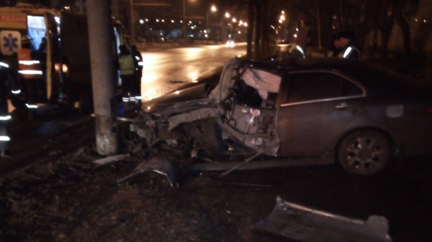 На улице Суворова автомобиль Honda Accord влетел в столб