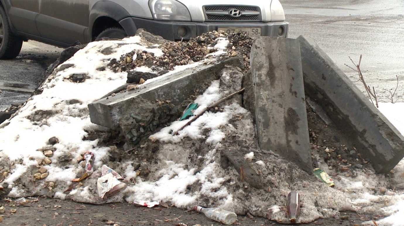 На улице Германа Титова появилась композиция из асфальта и мусора