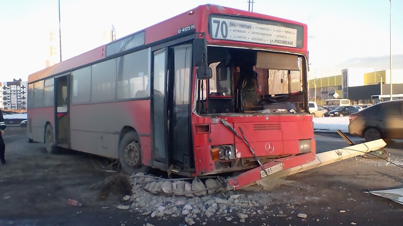 В Арбекове автобус № 70 снес световую опору и попал на камеру
