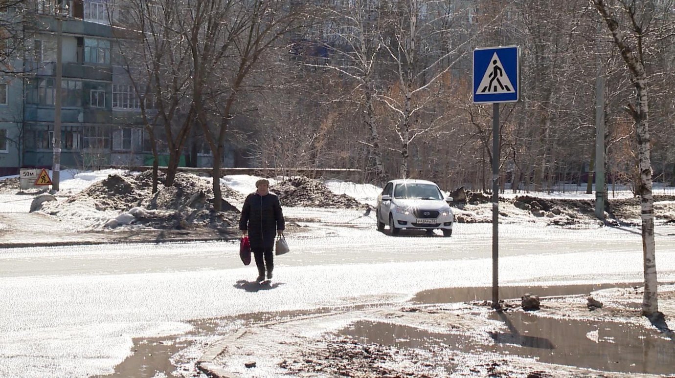 На Глазунова горожане ходят по проезжей части из-за грязи на тротуаре