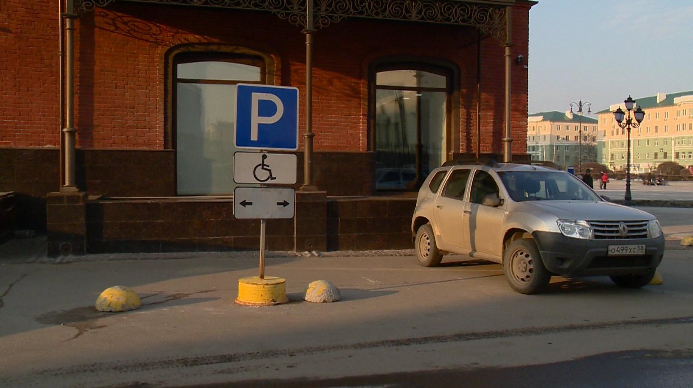 На новой парковке у площади Ленина будет 7 бесплатных мест для инвалидов