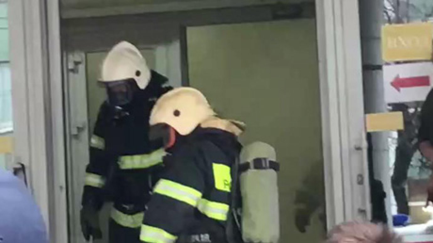 Пожар в ТЦ «Пассаж»: Весь первый этаж в густом дыму