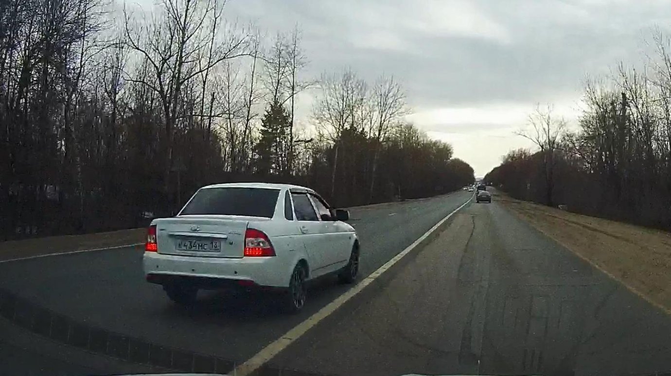 Водитель «Приоры» грубо нарушил правила на трассе М5 в Чемодановке