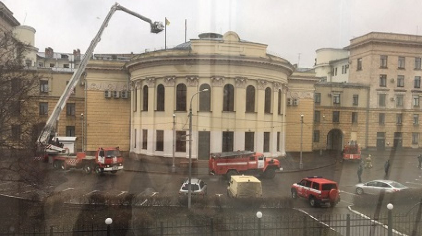 К зданию правительства Пензенской области приехали пожарные машины