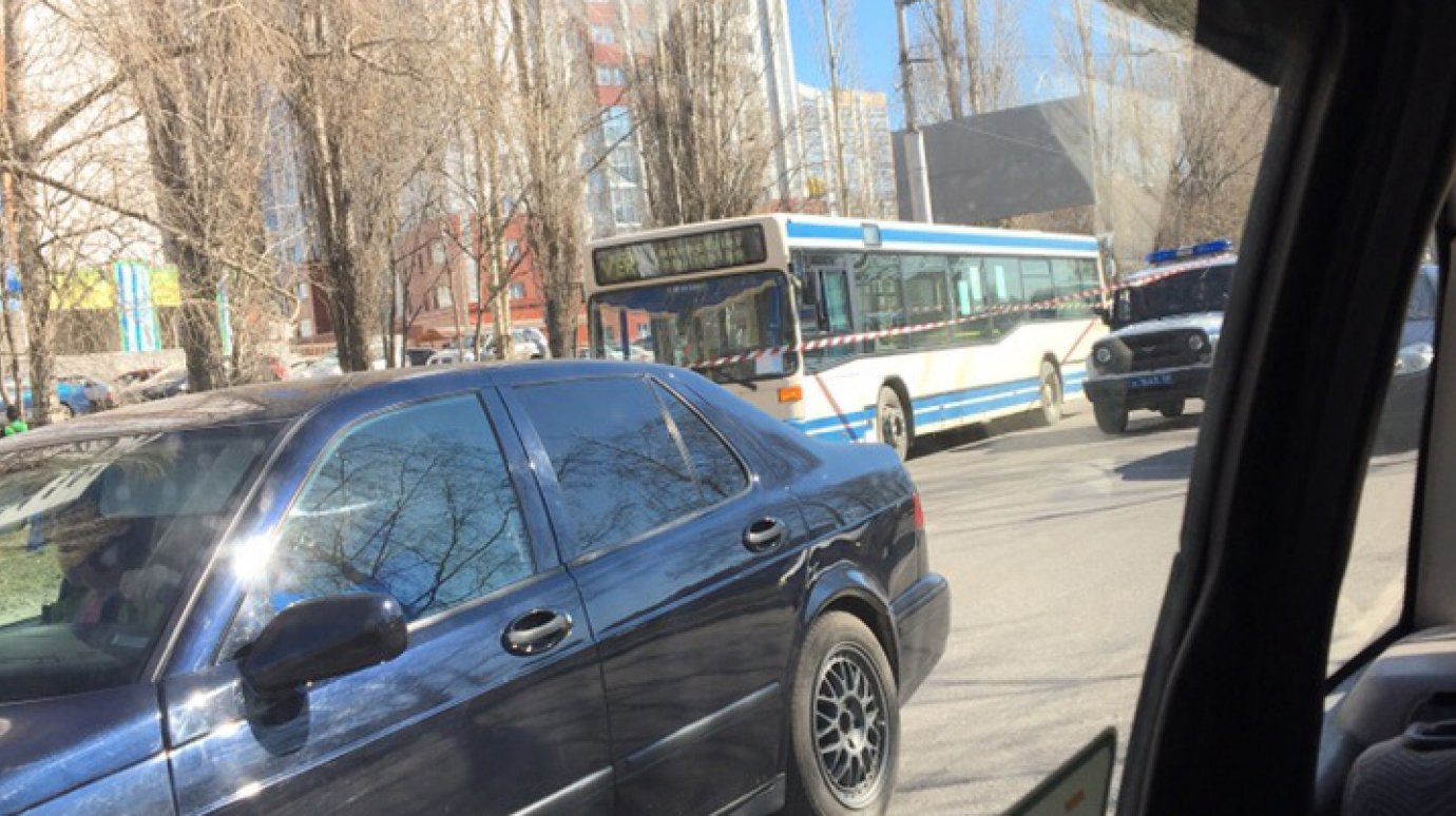 На проспекте Строителей экстренные службы оцепили автобус