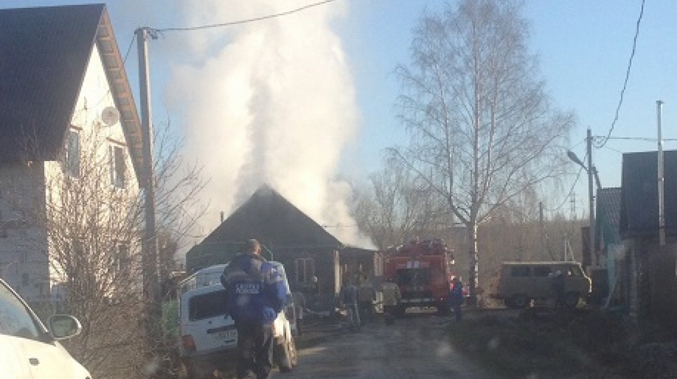 Загоревшийся дом в Бессоновке тушили 12 пожарных