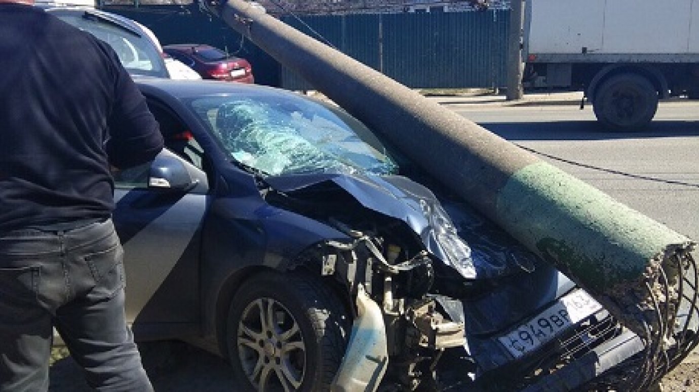 В Пензе падение столба на машину стало следствием ДТП с тремя автомобилями