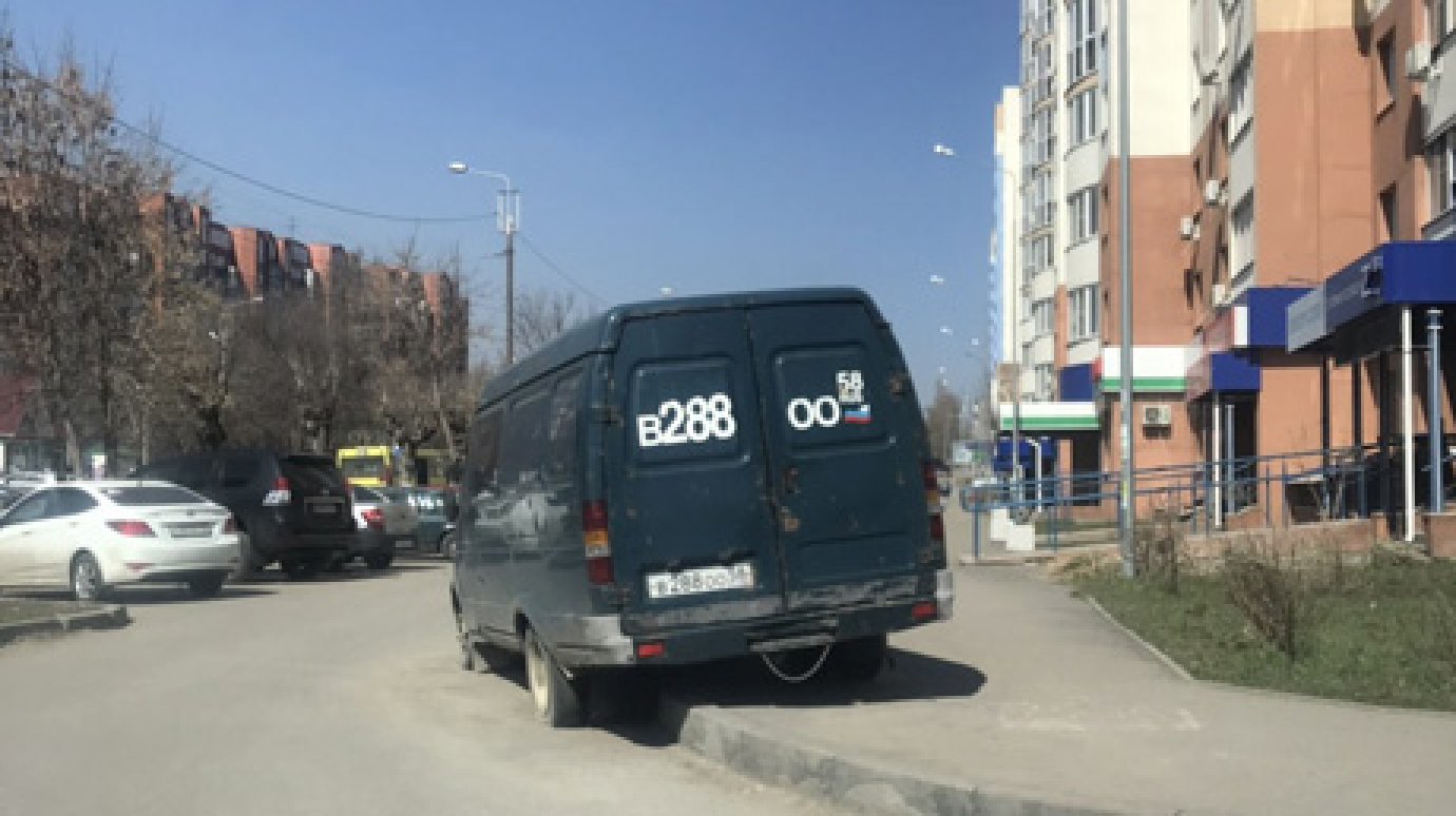 На улице Тернопольской водитель «Газели» припарковался на тротуаре
