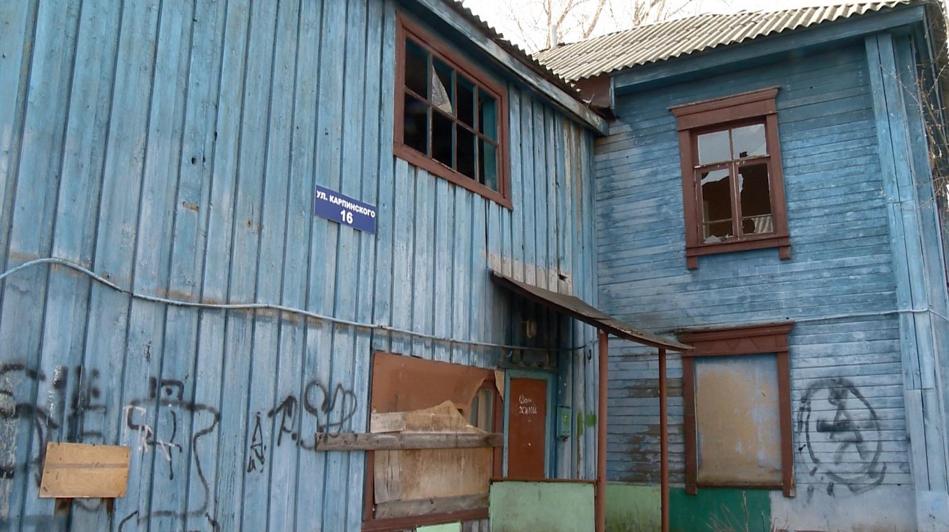 На улице Карпинского расселенный дом не дает покоя соседям