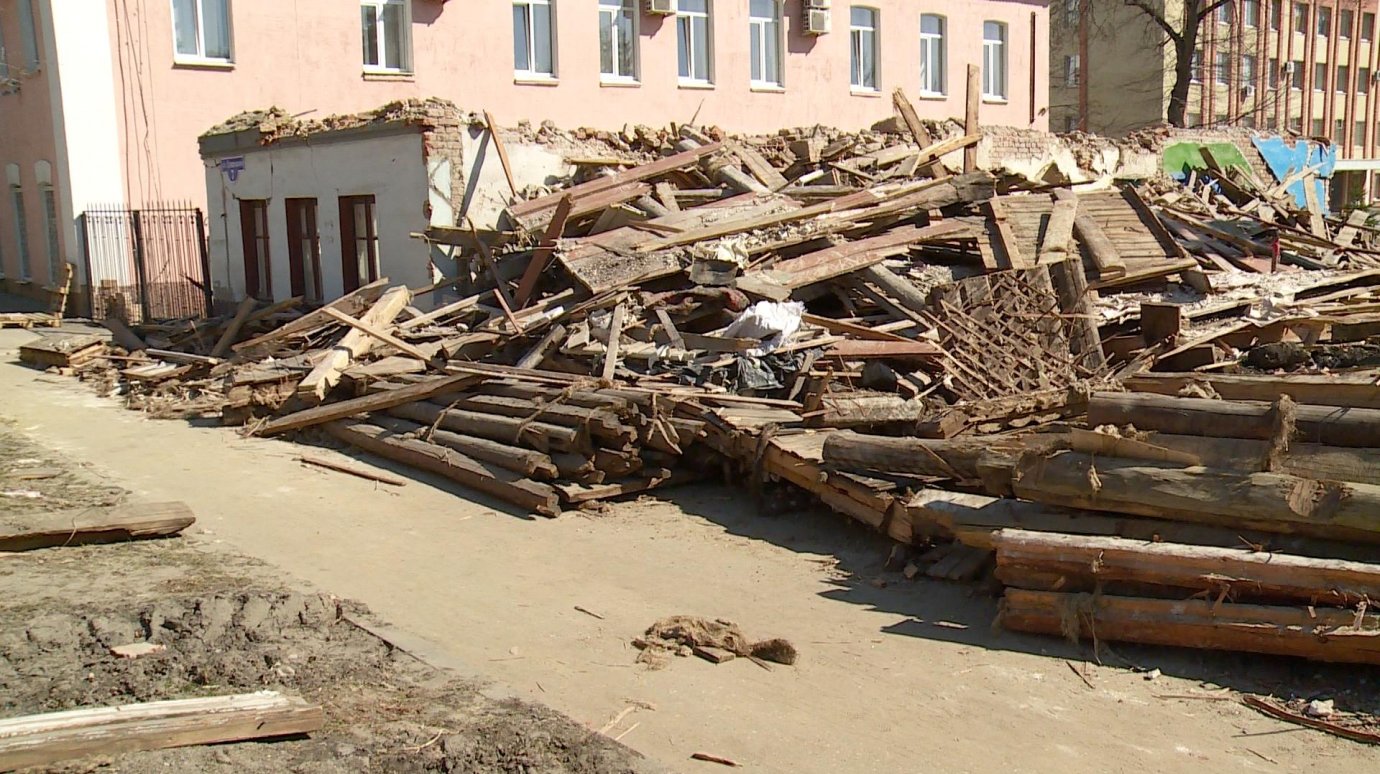 Дом на улице Ставского, 7, демонтируют третий месяц
