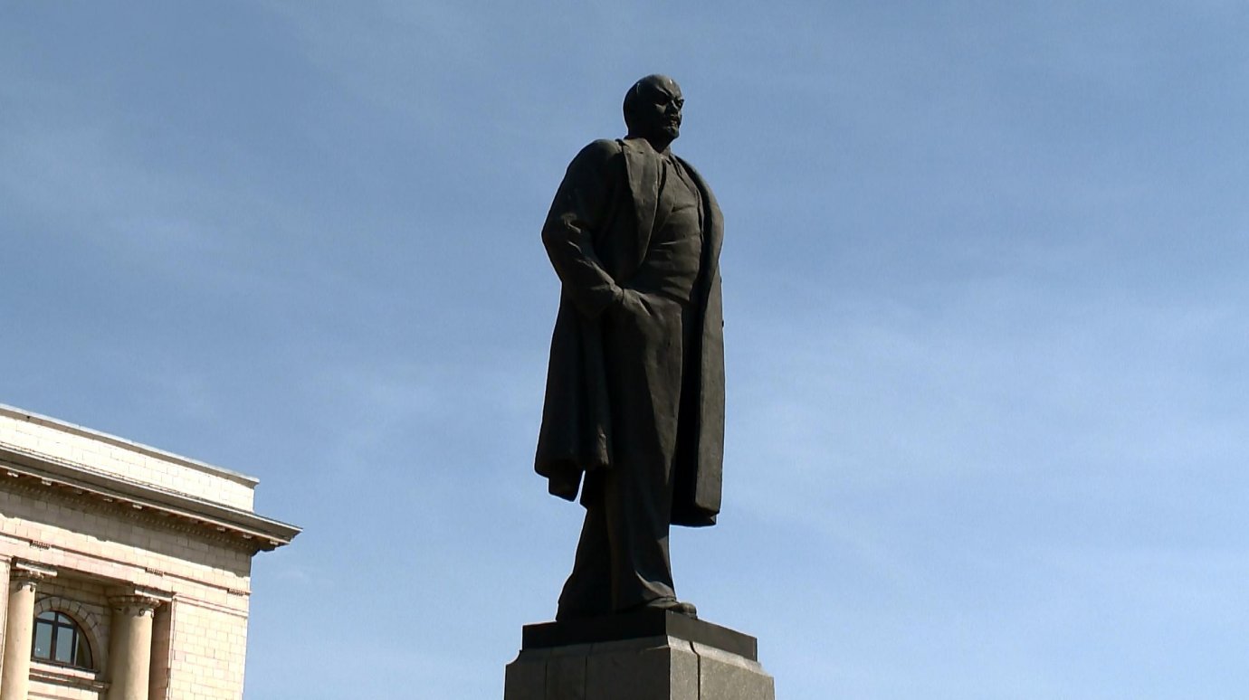 В Пензе у памятника Ленину провели митинг и приняли детей в пионеры