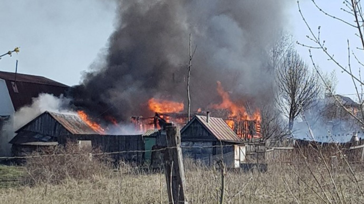 В Бессоновке огонь с полыхающего дома перекинулся на соседние постройки