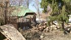 На улице Ставского мужчина вынужден отгонять бомжей от своего дома