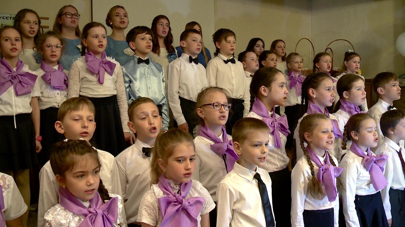 В детской школе искусств № 8 провели хоровой вечер «Поделись добротой»