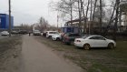 Газон на улице Байдукова превратили в парковку