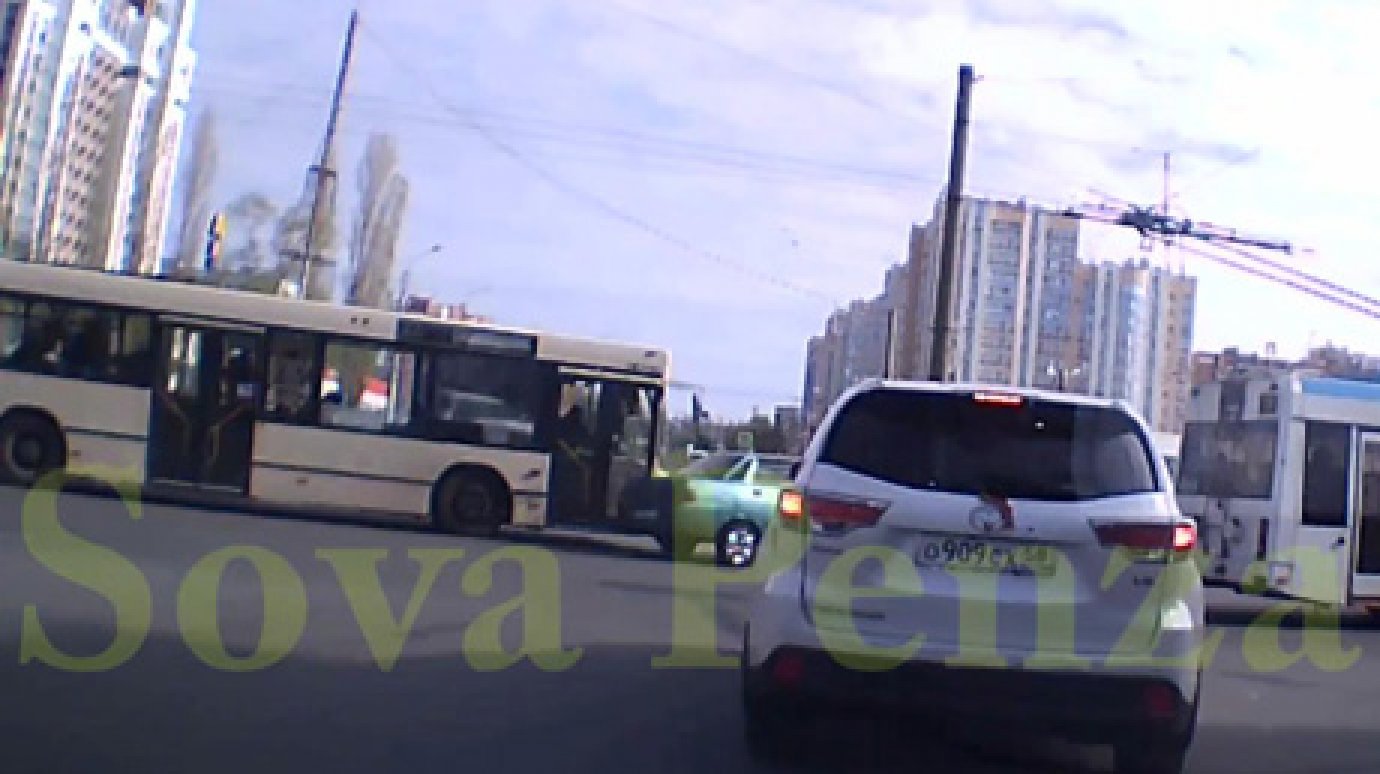 В Пензе момент ДТП с участием автобуса № 82с попал на видео