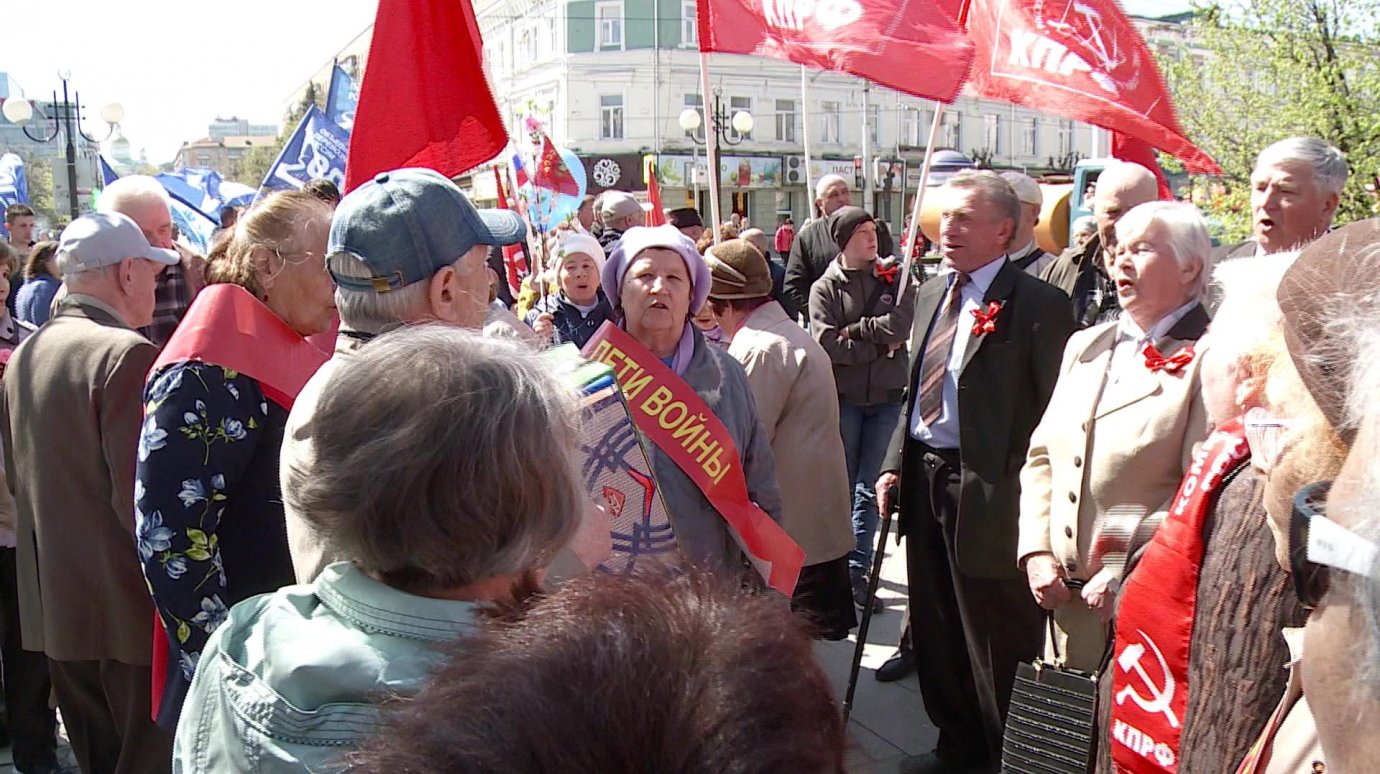 Пензенцы прошли с красными флагами по центральной улице города