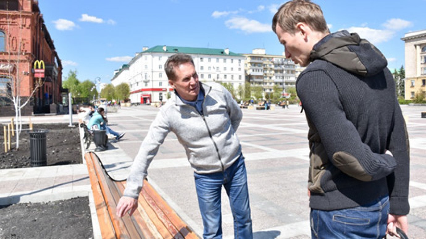 Вандалы испортили скамейки на площади Ленина