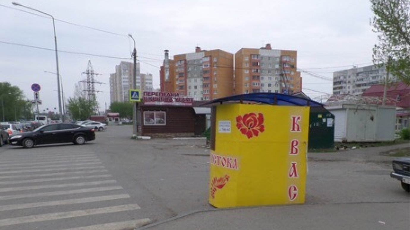 В Терновке киоск для продажи кваса поставили на проезжей части