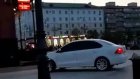 Водитель Volkswagen Polo проехался по граниту площади Ленина