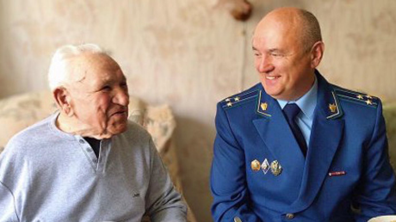 В Сердобске ветеран войны пригласил прокуроров на свой 100-летний юбилей