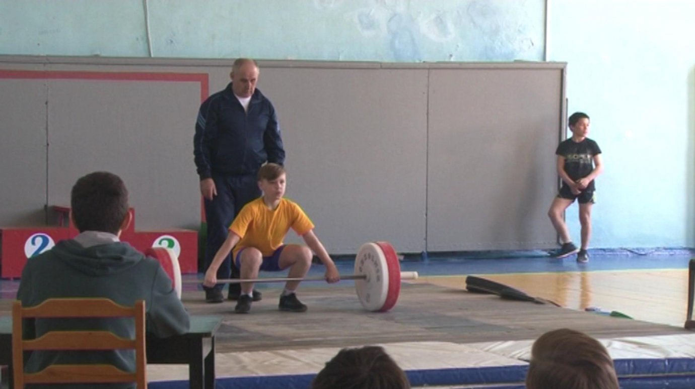 Турнир по тяжелой атлетике в Кузнецке собрал около 100 спортсменов