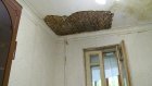В квартире на улице Шмидта, 21, продолжает разрушаться потолок