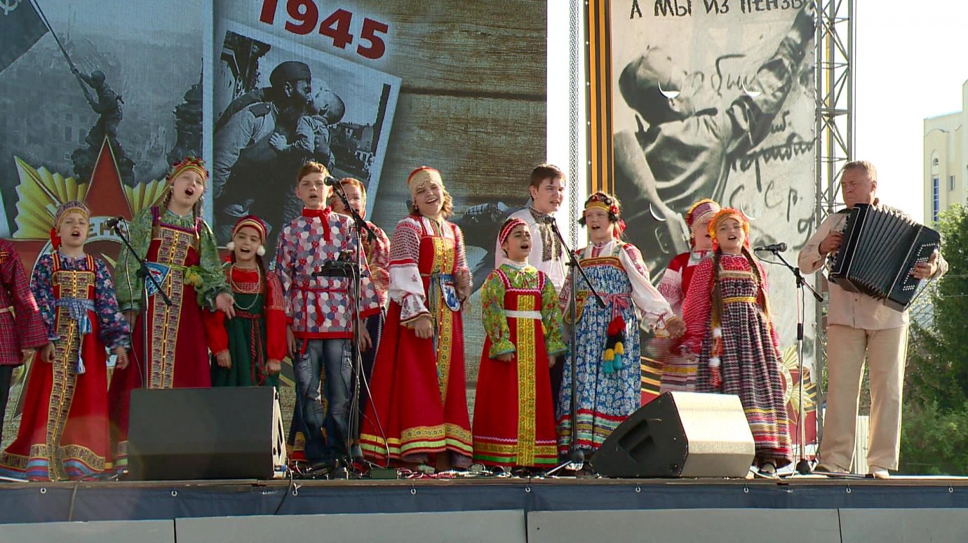 40 коллективов области выступили на фестивале на Юбилейной площади