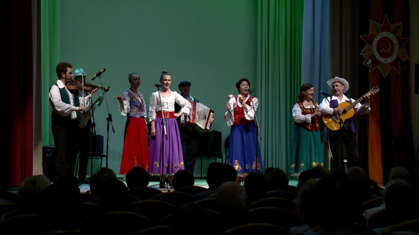 Артисты Центра культуры и досуга посвятили Дню Победы концерт