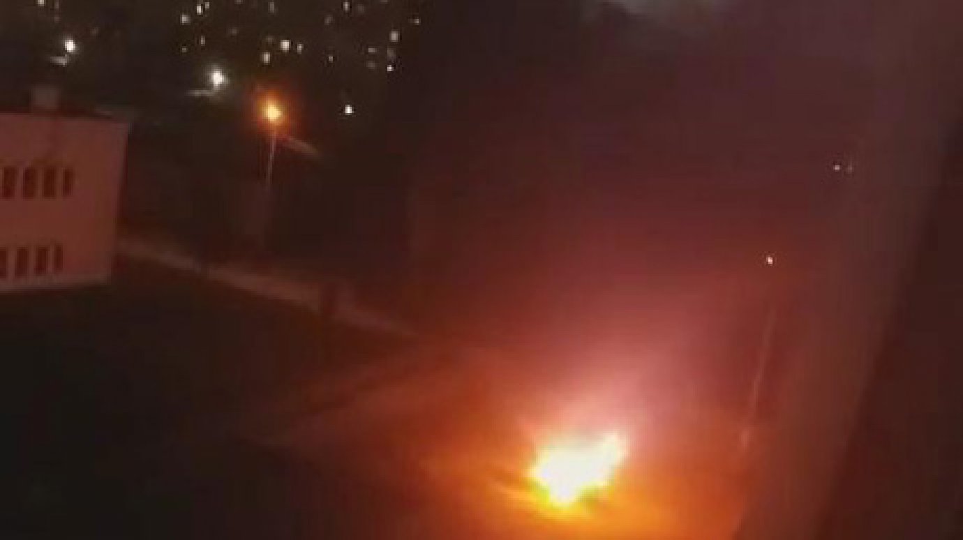 На улице Антонова пожарные за 10 секунд потушили горевшую «Тойоту»