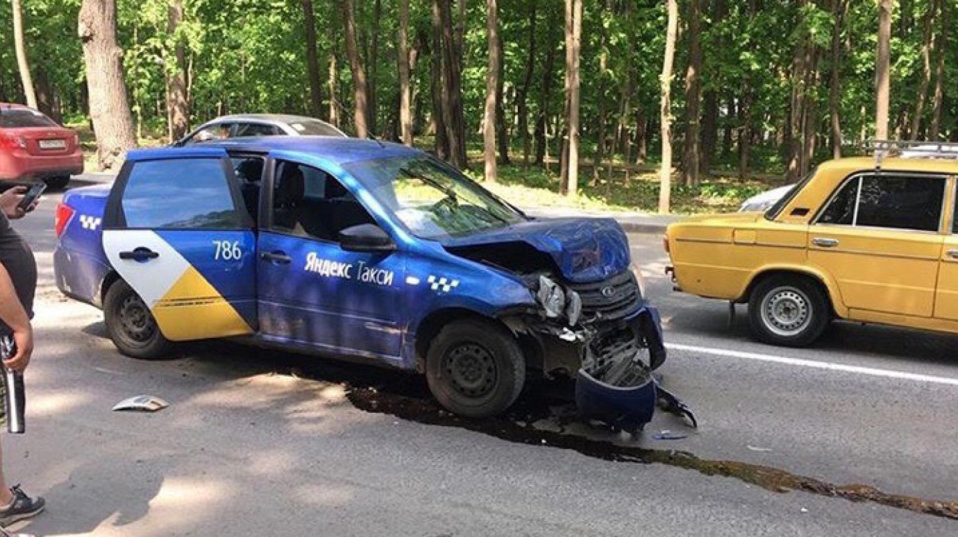 В ДТП на улице Лермонтова пострадала пассажирка «Яндекс.Такси»