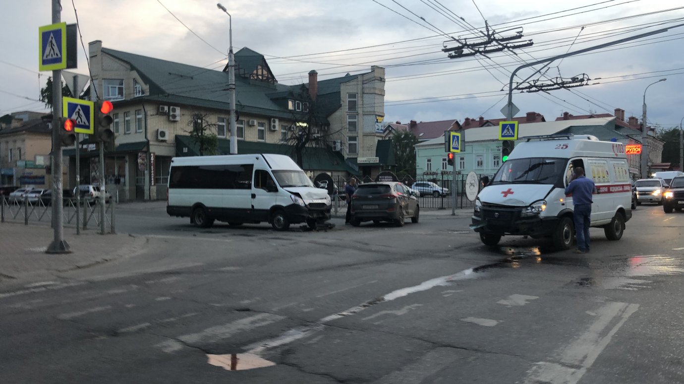 На улице Суворова в Пензе произошло ДТП с участием скорой