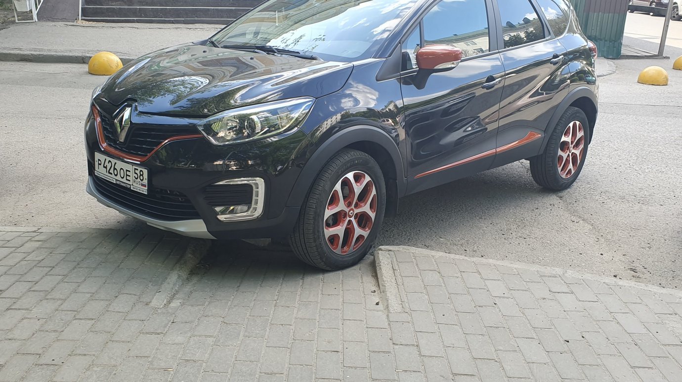 На ул. Московской женщина на Renault перекрыла проезд инвалиду