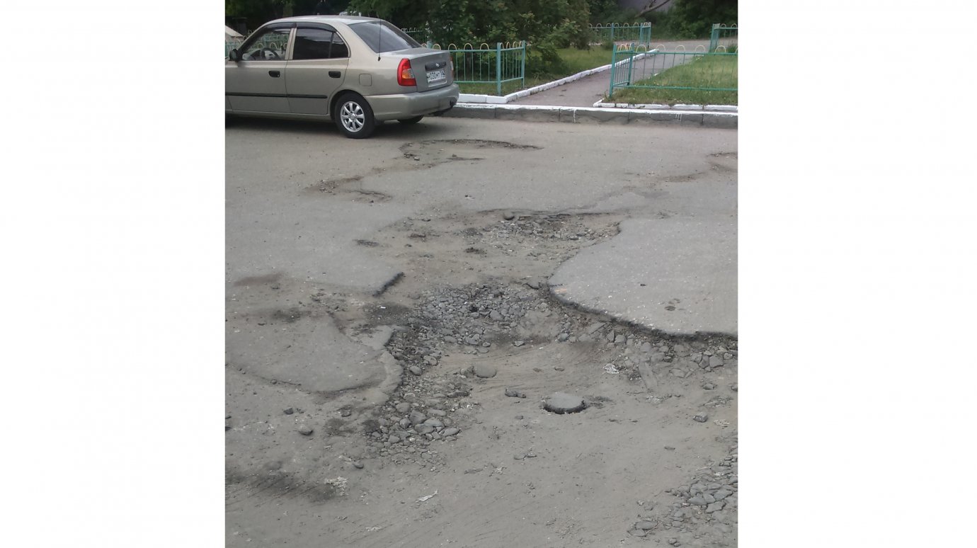 Пензенец не может дождаться ремонта парковки на улице Бекешской